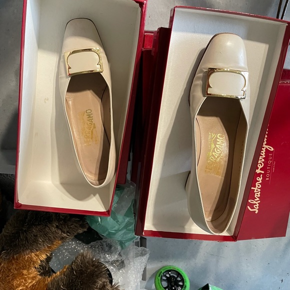 Cream ferragamo - Picture 1 of 2